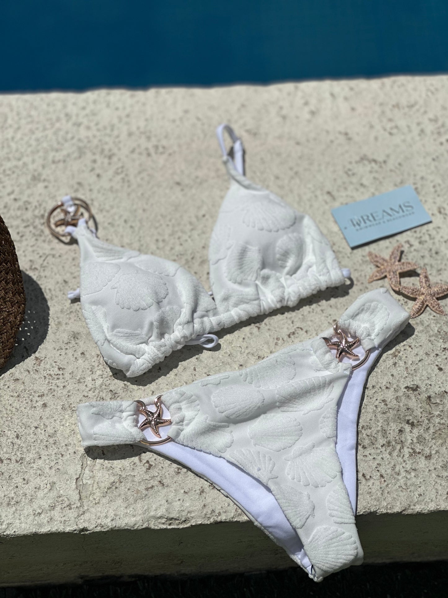 Bikini estrellas de mar y relieve de conchas