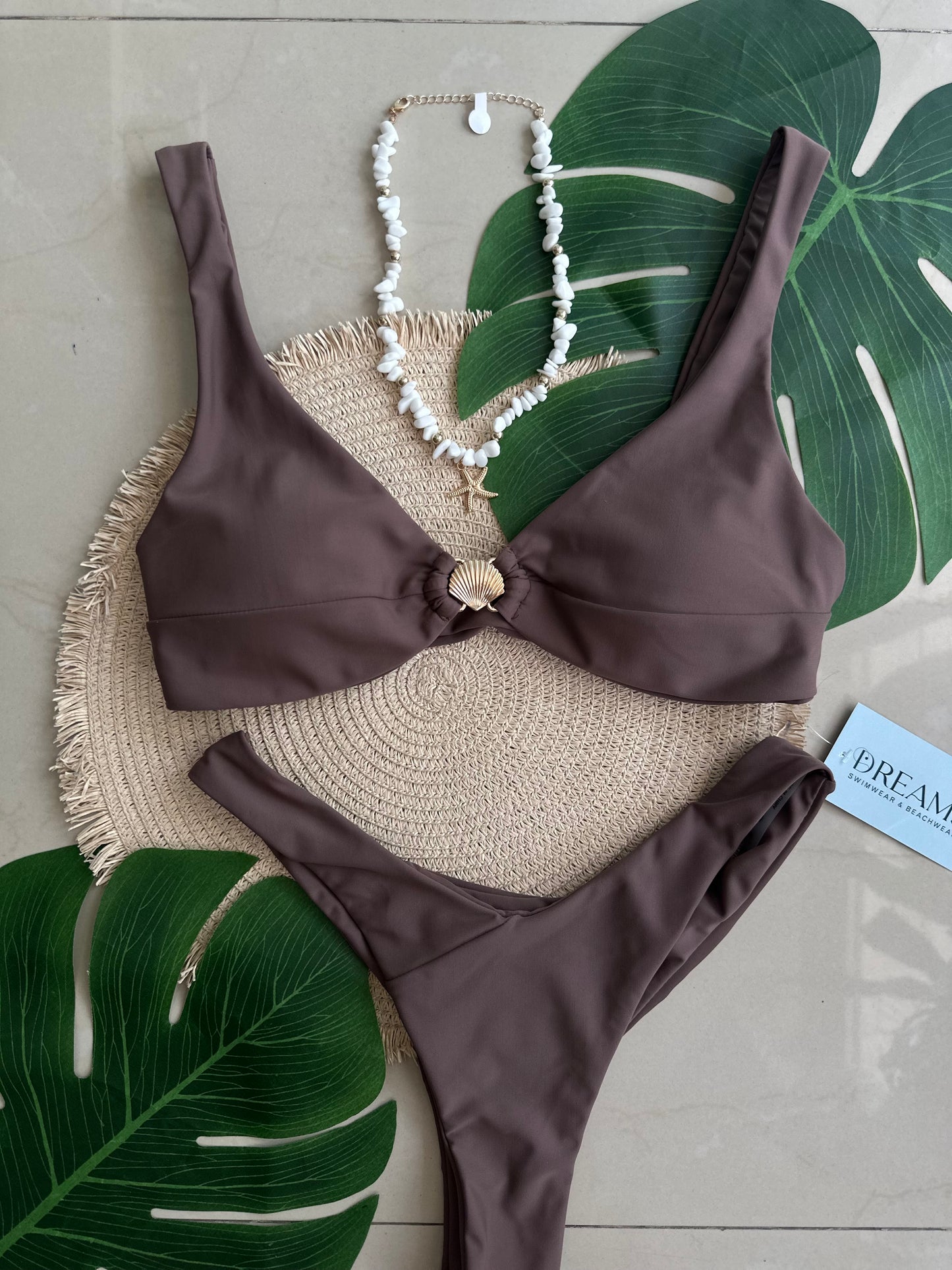 Bikini café con concha dorada