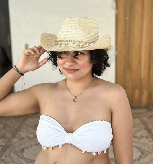 Sombrero con cadena de conchas